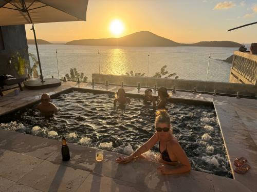 4 Nights Deluxe Immersive Island Retreat - for up to 8 People